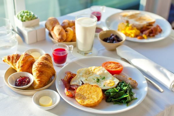 Hãy đảm bảo bạn luôn ăn uống đủ chất và đa dạng các nhóm thực phẩm vào bữa sáng